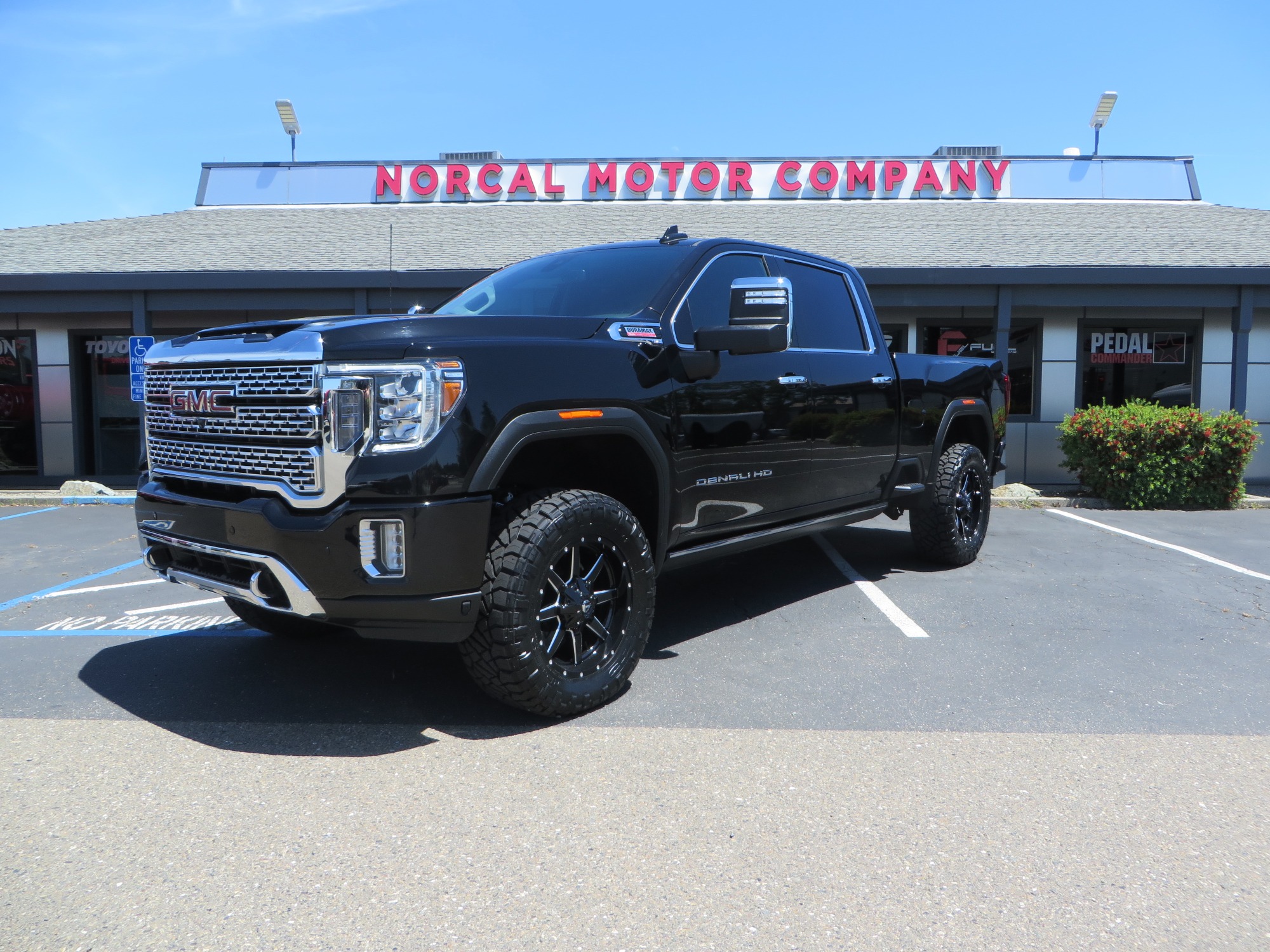 photo of 2022 GMC Sierra 2500HD Denali Crew Cab 4WD